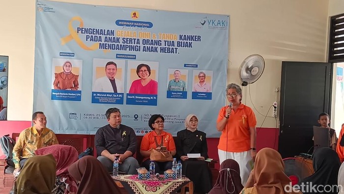 dr. Aisyi memaparkan materi pengobatan kanker anak pada Webinar Nasional YKAKI